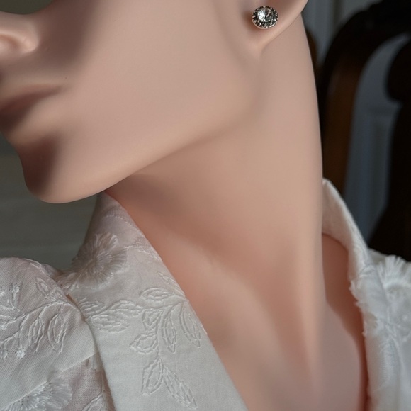 Silver Tone Fashionable  Casual Earrings - Picture 4 of 6